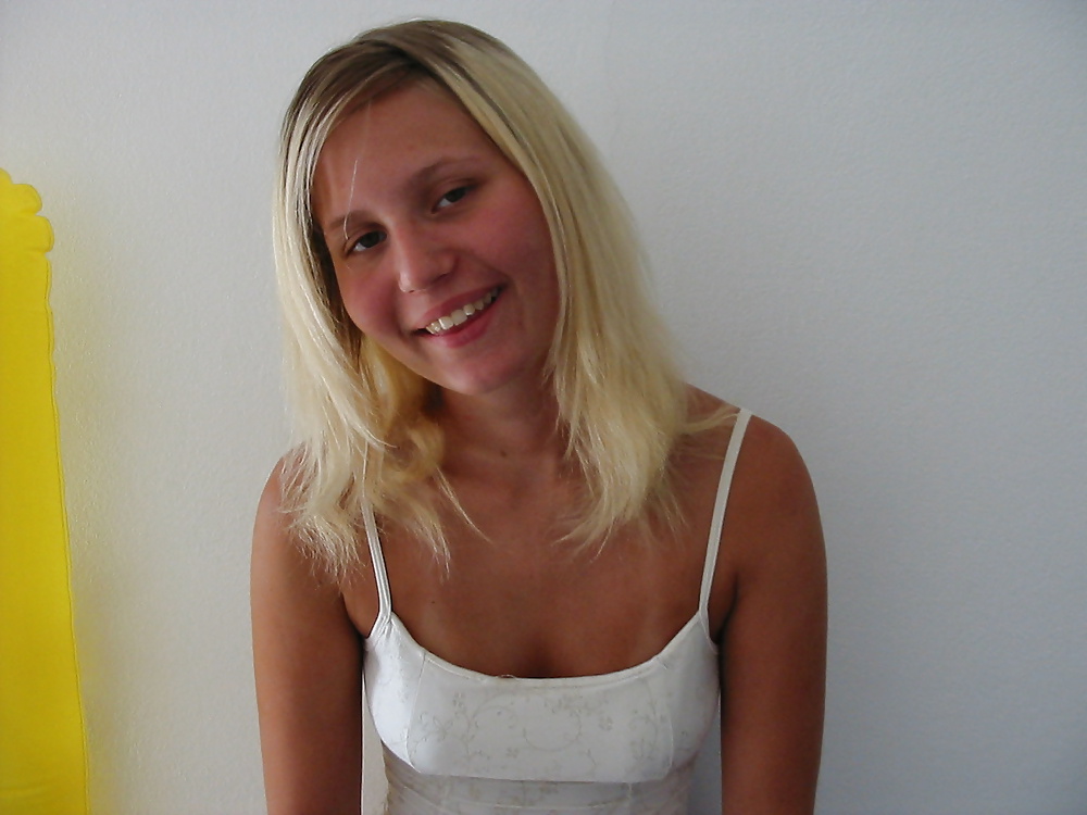 18-19 Jahrige Jugendliche Hündin Dünne und blonde Schlampe posiert von Kamera zu Hause und am Strand auch.