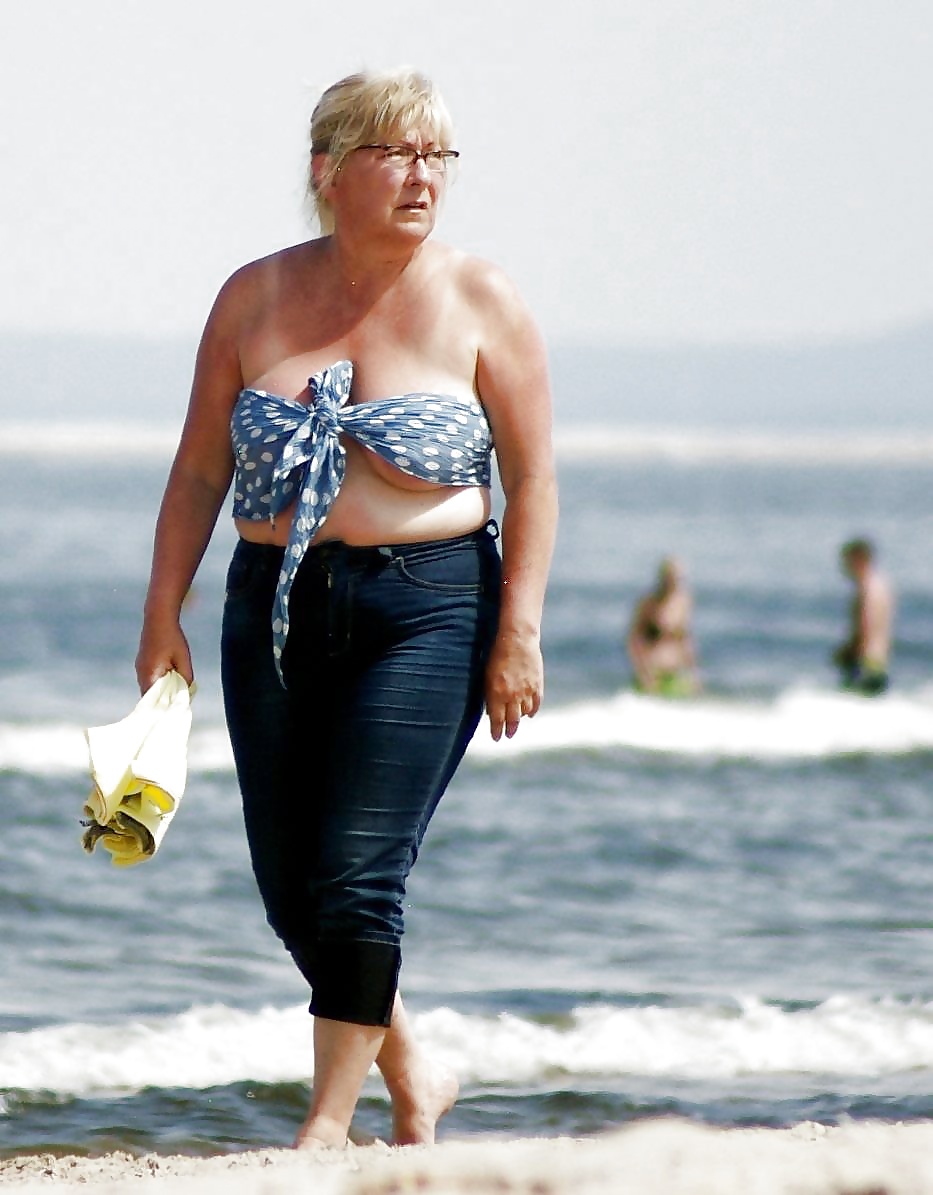 Alter Körper in Badeanzug und Bikini Foto