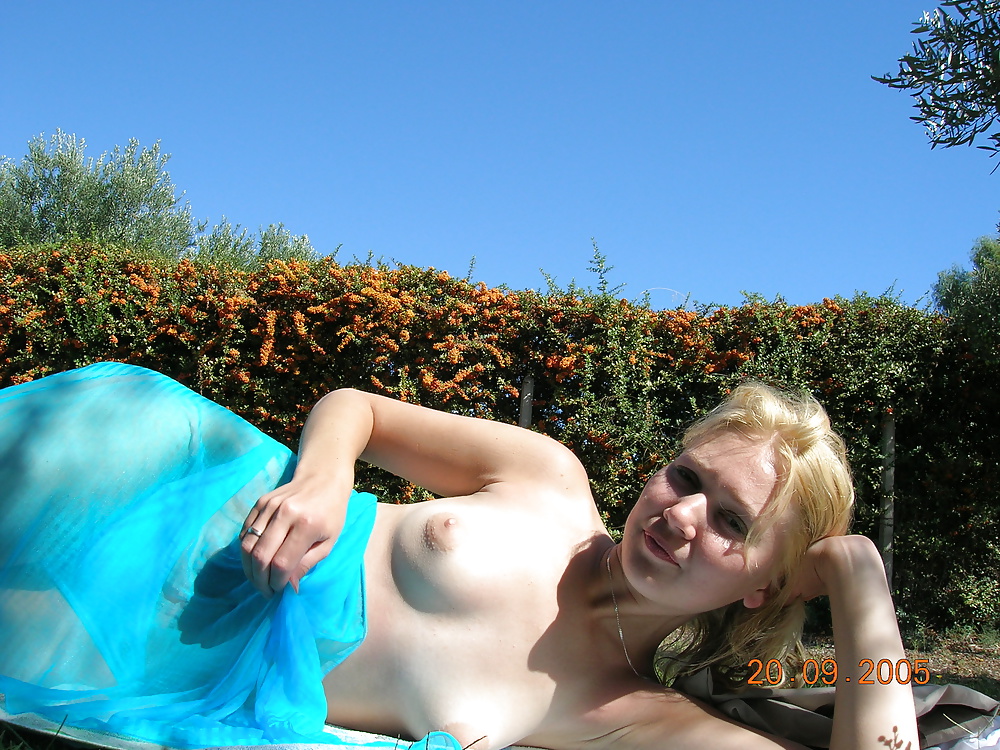 Blondinen mit kleinen und großen Brüsten in Nacktfotos