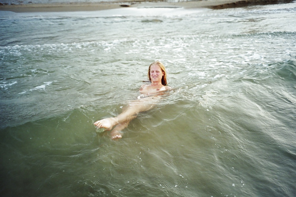 Verschiedene Bildern aus der Welt, gratis Nacktbildern Junge Dirne mit Piercing schwimmt ohne Badeanzug.